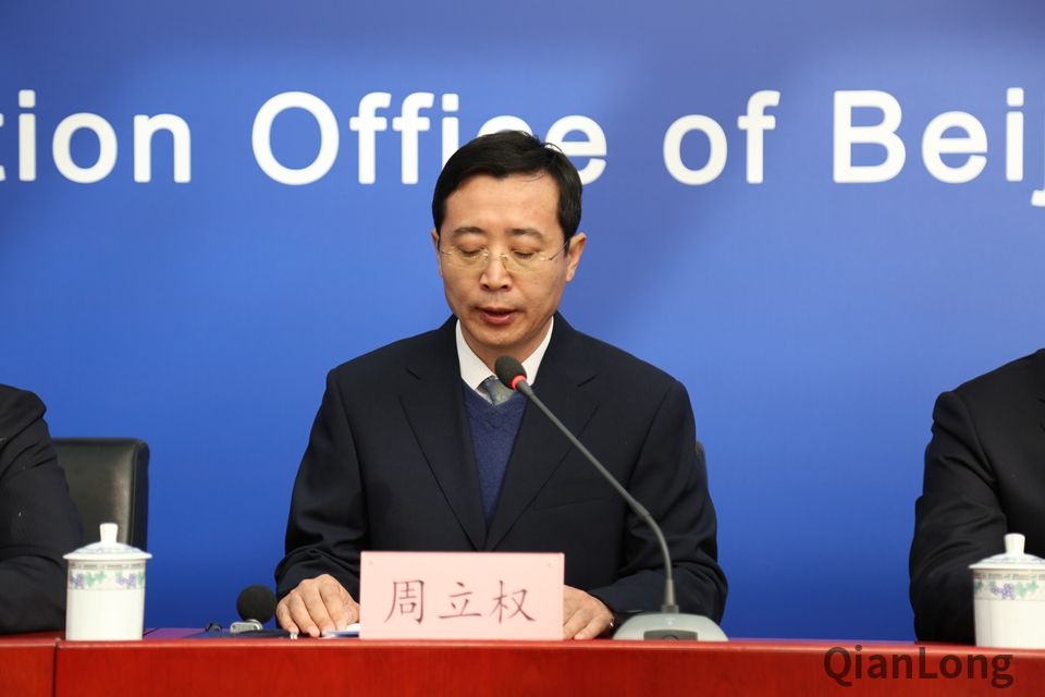 图为北京市知识产权局周立权局长介绍《2016年北京市战略性新兴产业知识产权（专利）状况》的总体情况