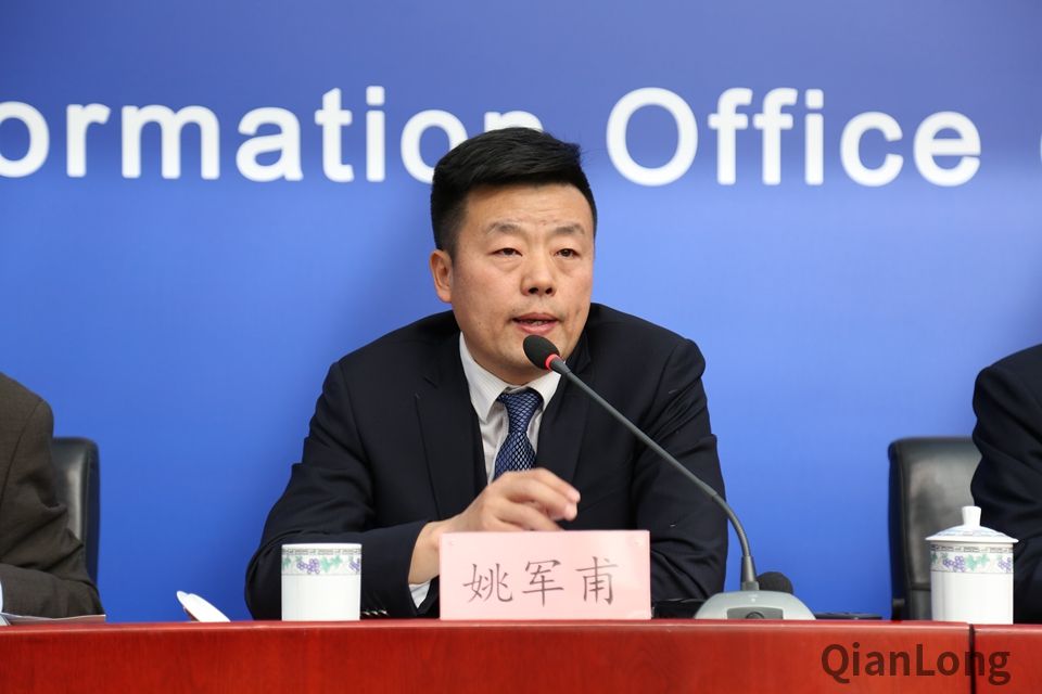图为北京市知识产权信息中心主任姚军甫答记者问
