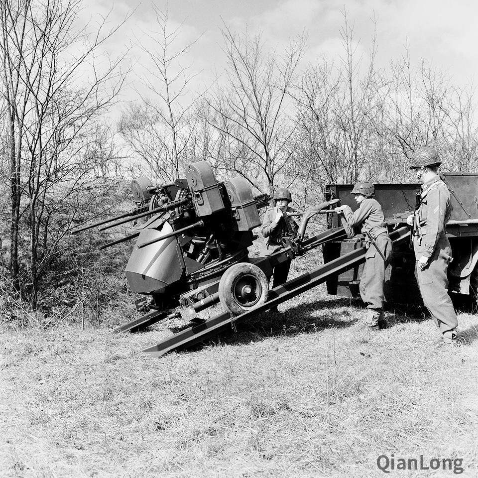 架设中的M45高射机枪 其设计同苏制ZPU高射