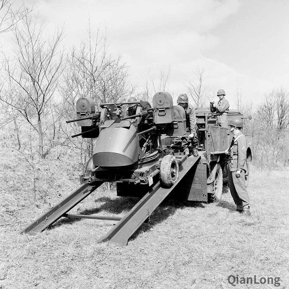 架设中的M45高射机枪 其设计同苏制ZPU高射机枪非常相似--千龙网·中国首都网