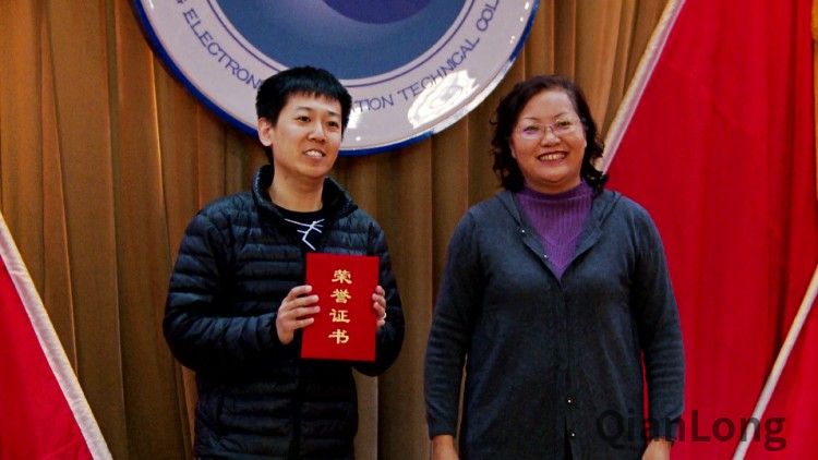 [一分半]北京电子信息技师学院百名毕业生共上