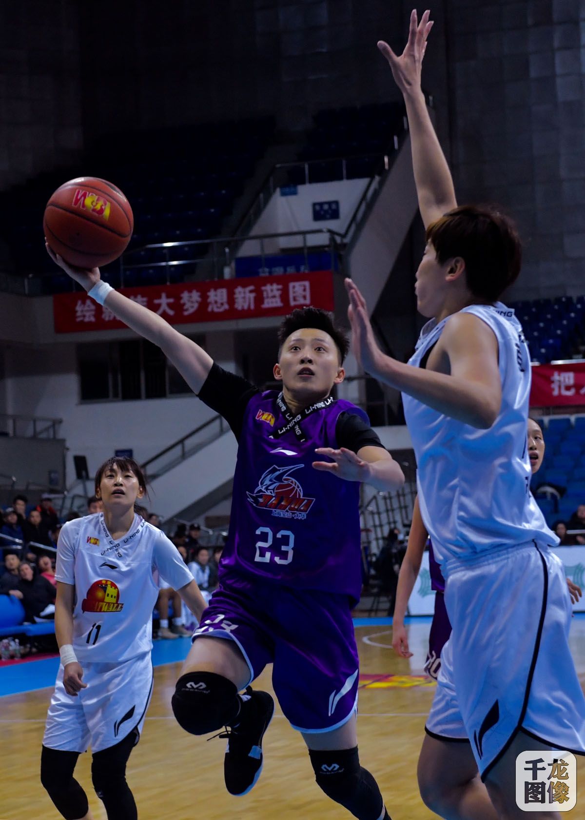 北京首钢女篮77比70战胜上海 继续领跑积分榜