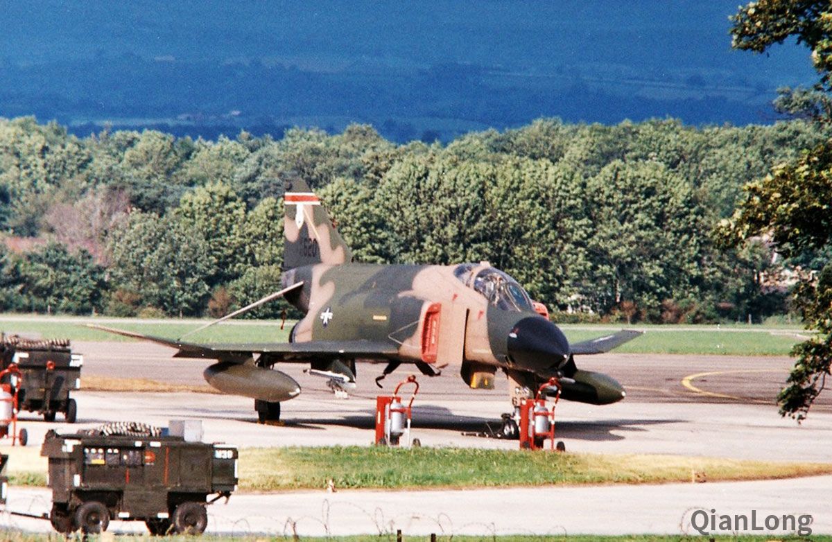 在英国驻扎训练的美军战斗机 居然不是美国空