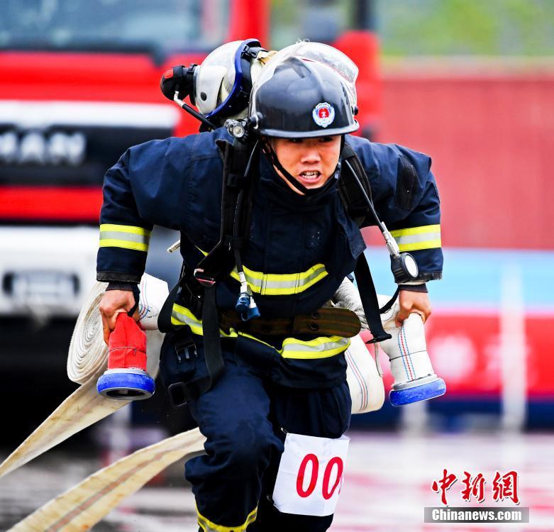 湖北省消防部队实战化比武竞赛在武汉举行(2)