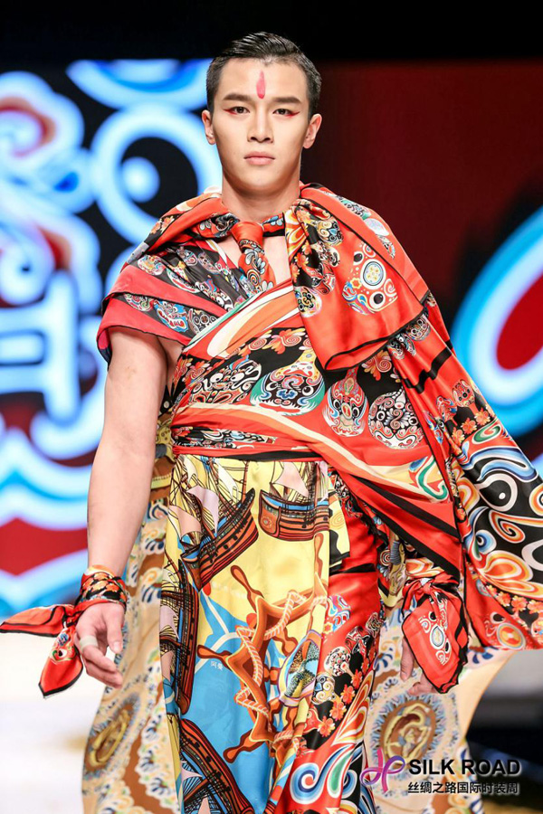 模特李辰乐惊艳丝绸之路国际时装周-千龙网