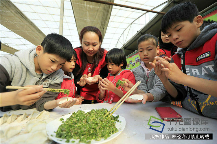 10月30日，由北京市慈善义工联欢会、千龙网联合主办的&ldquo;折翼天使，展翅飞翔&rdquo;&mdash;&mdash;太阳之子关爱服刑人员子女系列活动在北京市慈善义工联欢会&ldquo;太阳村&rdquo;分会公益农场进行。_副本