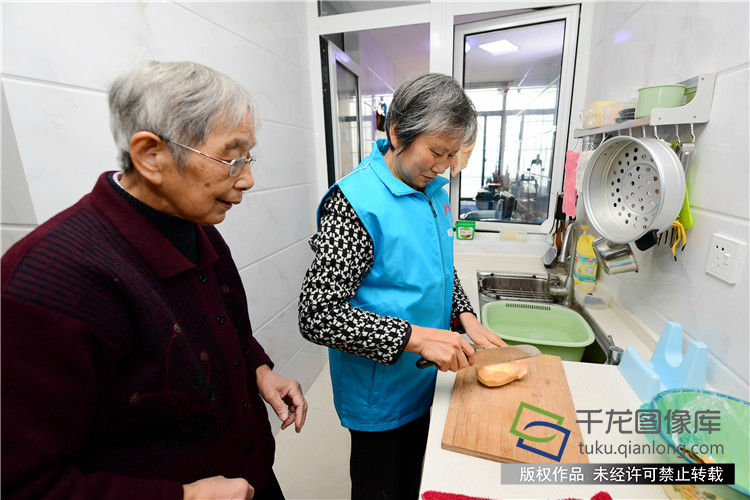 2017年11月7日，颐天年爱心服务队员为&ldquo;海安好人&rdquo;于代昌家准备午餐的杂粮食品。_副本