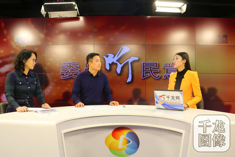 北京市政协委员王洪涛（中）、陈淑惠走进千龙网直播间，做客《委员听民意》节目，就“学习贯彻党的十九大精神，引领青年书写人生华章”主题，与广大网友进行在线互动交流。千龙网记者 魏芯蕊摄