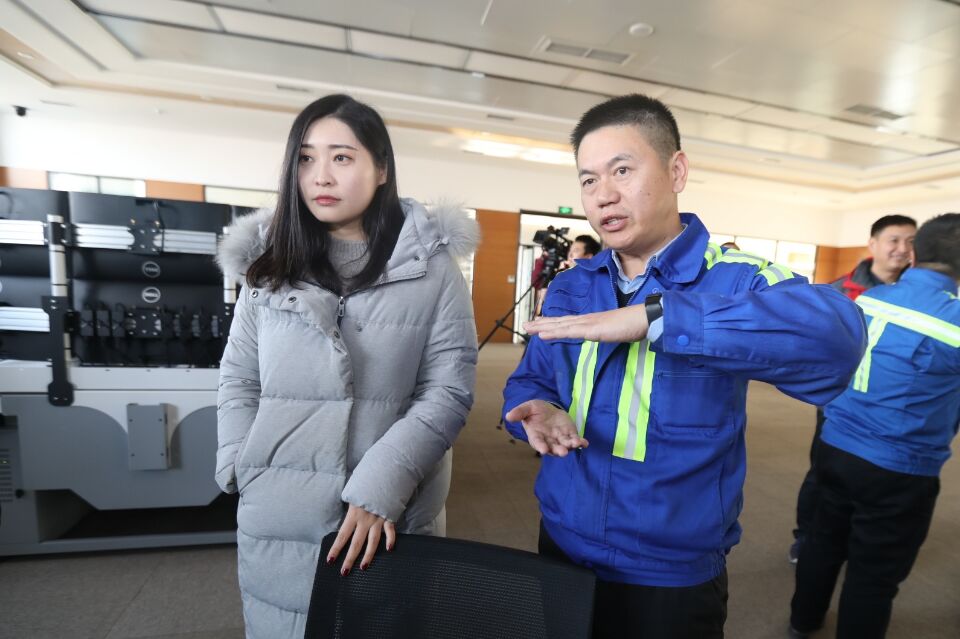 9个人干80人的活儿像玩一样 青岛港步入无人