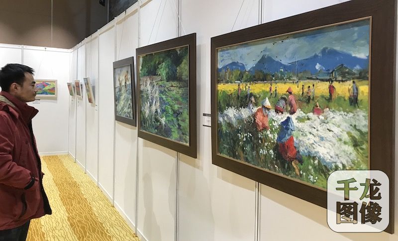 20日,“爱行千里•画我江山”两岸油画家台湾写生作品展在北京台湾会馆举行。图为展出现场。市台联供图 千龙网发