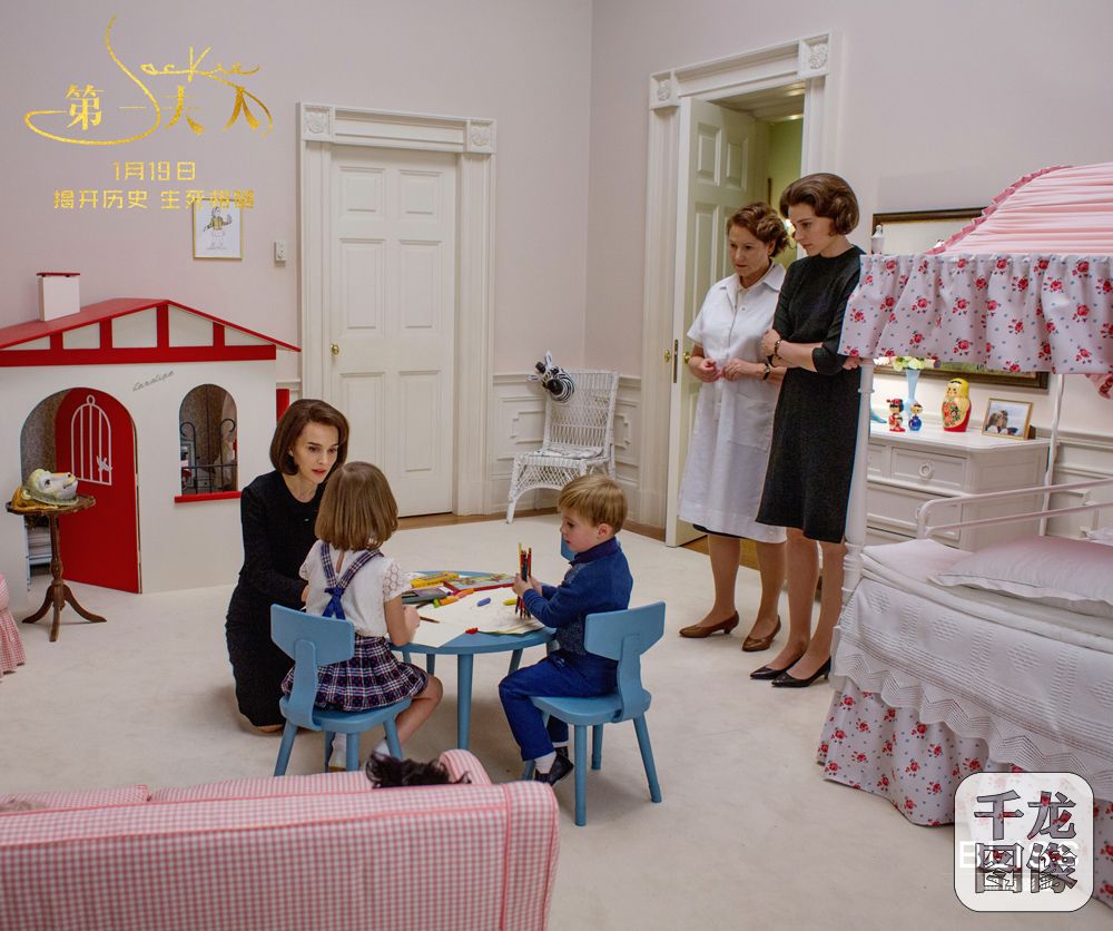 安抚孩子们的杰奎琳