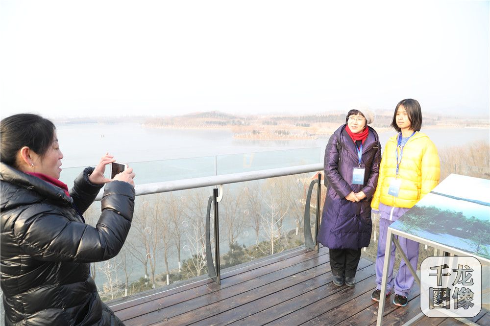 12月27日,南水北调江水进京三周年。图为市民代表在团城湖调节池观景台拍照留念。千龙网记者 崔畅 摄