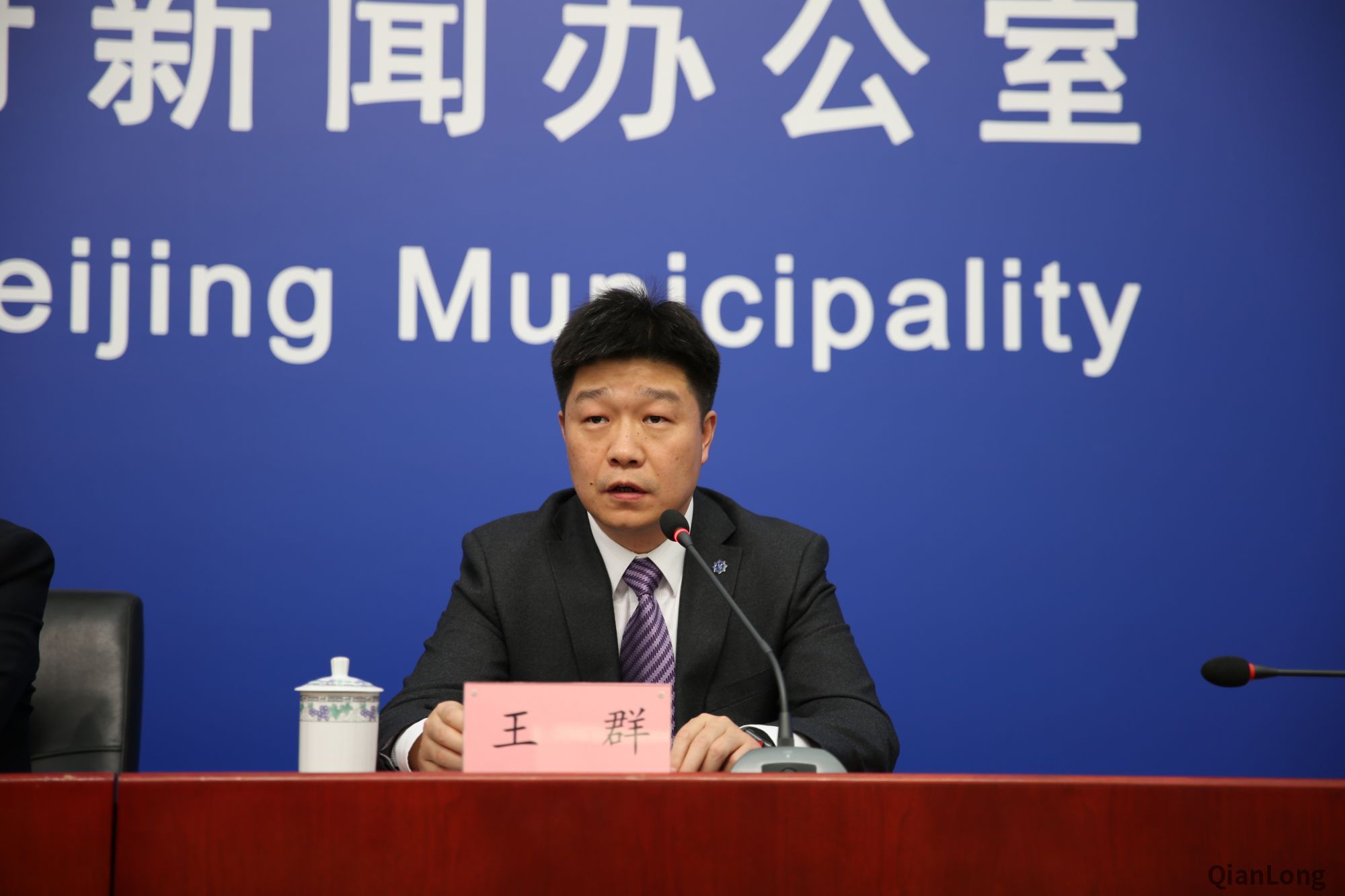 北京市司法局副局长王群就参与试点的律师事务所和外籍律师应该具备什么样的条件进行解答