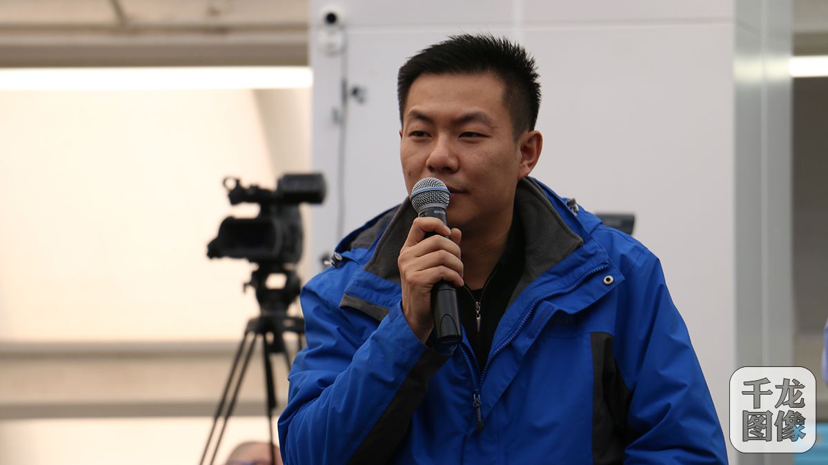 12月29日，北京市加强党的建设全面从严治党新闻发布会在新闻出版大厦召开。图为记者提问。