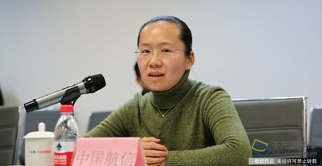 29日下午，&ldquo;新时代、新责任&mdash;&mdash;建设美好生活&rdquo;国企座谈会在千龙网多功能厅举行。本次会议是该系列座谈会的第5场。际华集团、中建方程、中国航信、首农集团、中石化北京石油公司、北京燃气、北汽新能源、首创金服等多位国企相关负责人，以及国务院国资委新闻中心主任助理闫永，国务院国资委新闻中心品牌处处长马喆明出席座谈会。图为中国民航信息集团公司党委办公室朱晓丽。千龙网记者 李继业摄