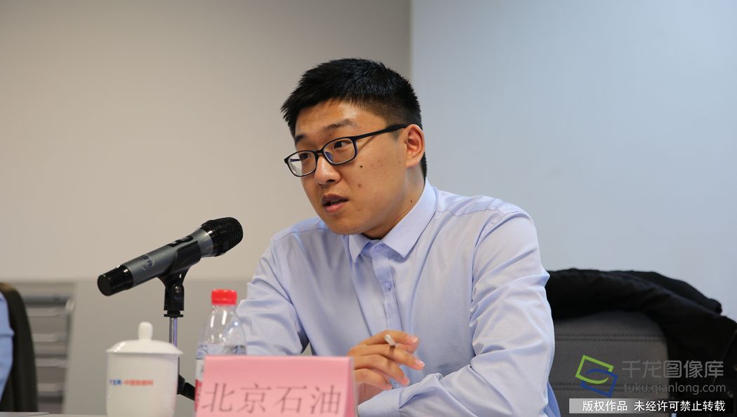 29日下午，&ldquo;新时代、新责任&mdash;&mdash;建设美好生活&rdquo;国企座谈会在千龙网多功能厅举行。本次会议是该系列座谈会的第5场。际华集团、中建方程、中国航信、首农集团、中石化北京石油公司、北京燃气、北汽新能源、首创金服等多位国企相关负责人，以及国务院国资委新闻中心主任助理闫永，国务院国资委新闻中心品牌处处长马喆明出席座谈会。图为中石化北京石油分公司宣传部部长庄士新。千龙网记者 李继业摄