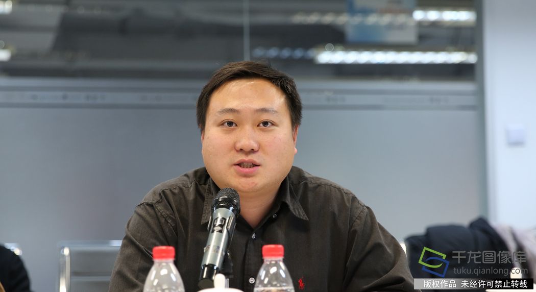 29日下午，&ldquo;新时代、新责任&mdash;&mdash;建设美好生活&rdquo;国企座谈会在千龙网多功能厅举行。本次会议是该系列座谈会的第5场。际华集团、中建方程、中国航信、首农集团、中石化北京石油公司、北京燃气、北汽新能源、首创金服等多位国企相关负责人，以及国务院国资委新闻中心主任助理闫永，国务院国资委新闻中心品牌处处长马喆明出席座谈会。图为北京燃气集团新闻中心媒体关系部主任韩露。千龙网记者 李继业摄