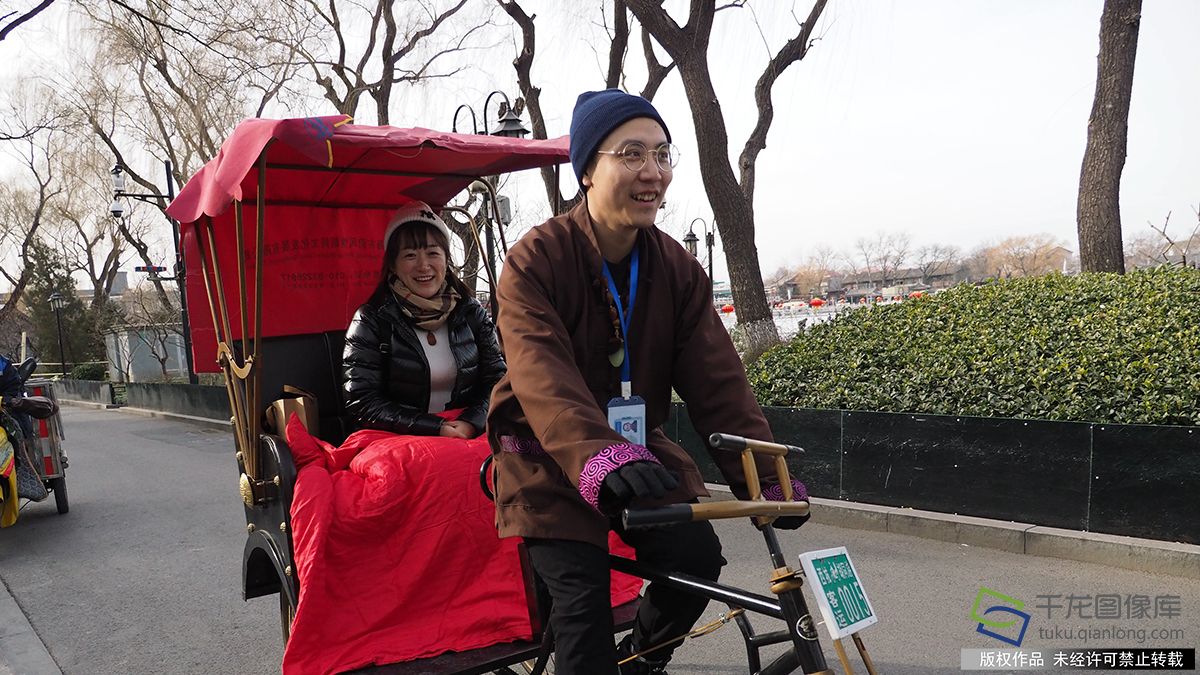 后海八爷首批接班人上岗 女海归当车夫