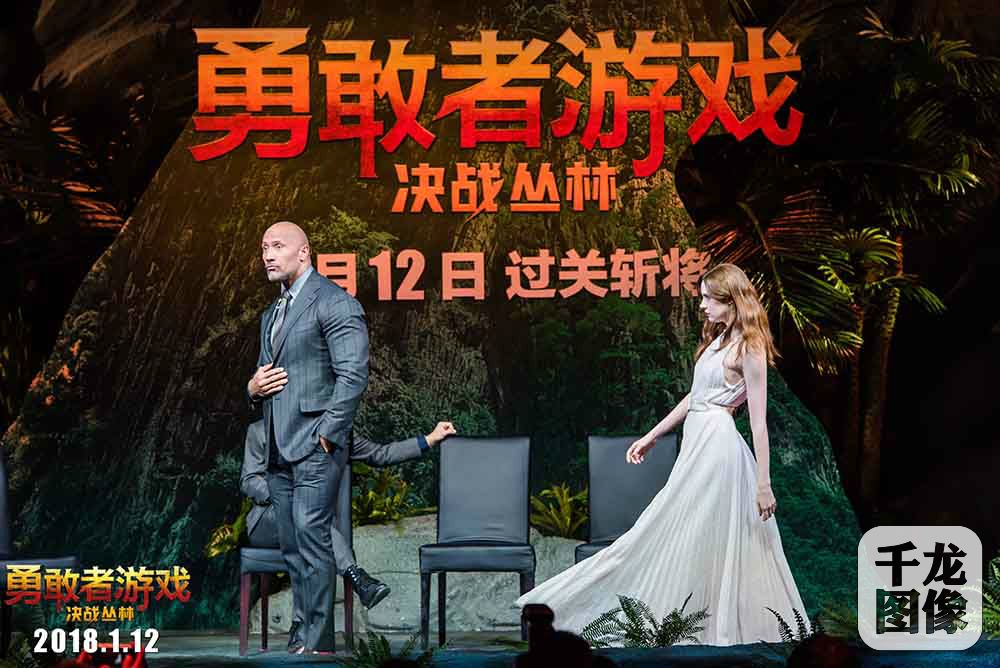 凯伦·吉兰在发布会现场撩巨石强森