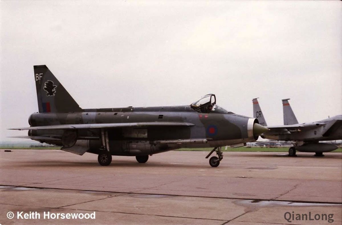 训练中的英国闪电战斗机 在英军中服役了足足20年