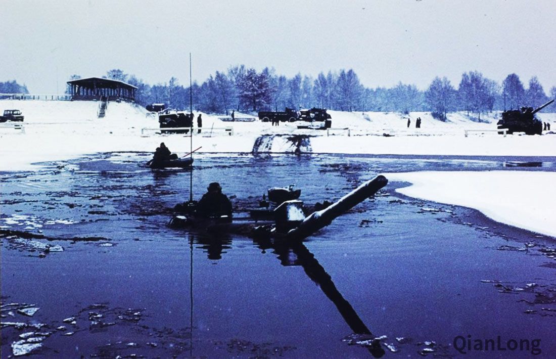 浮渡训练的皇家荷兰陆军的豹1V主战坦克 荷