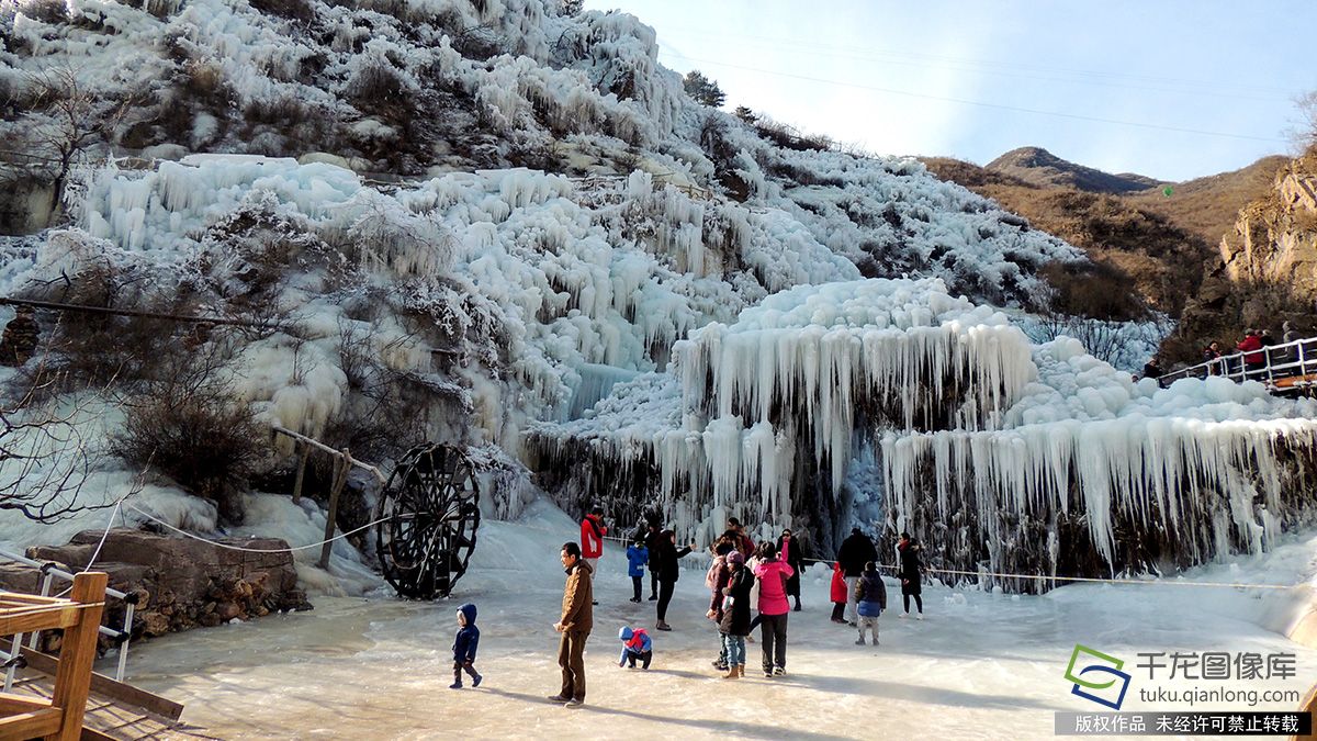 北京门头沟神泉峡涌现冰瀑奇观