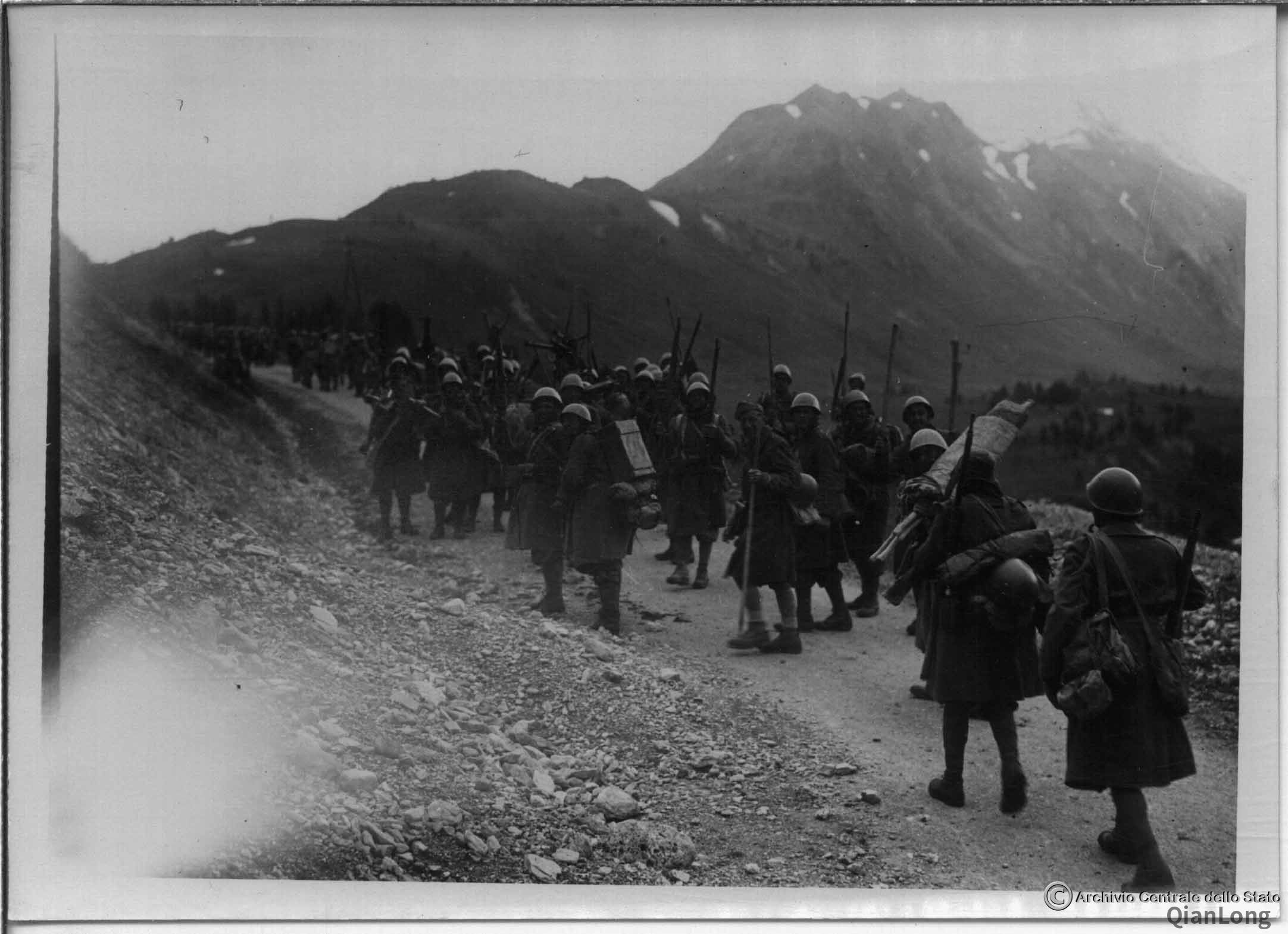 进入法国境内的意大利军队 卡车变成后勤保障平台(3)