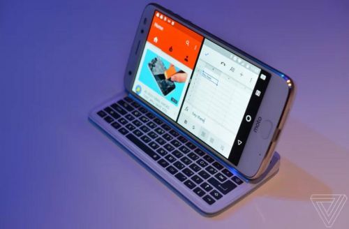 该款Moto Mod侧滑键盘并非moto自行研发,而是由第三方公司Livermorium开发。之前该设备曾在Indiegogo进行众筹。该款键盘可以连接到对于Moto Mod兼容设备的背面,可以为手机增加一个完整的物理键盘,以侧滑的方式展现,和之前诺基亚的侧滑手机非常相似。