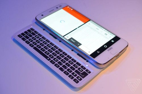 该款Moto Mod侧滑键盘并非moto自行研发,而是由第三方公司Livermorium开发。之前该设备曾在Indiegogo进行众筹。该款键盘可以连接到对于Moto Mod兼容设备的背面,可以为手机增加一个完整的物理键盘,以侧滑的方式展现,和之前诺基亚的侧滑手机非常相似。