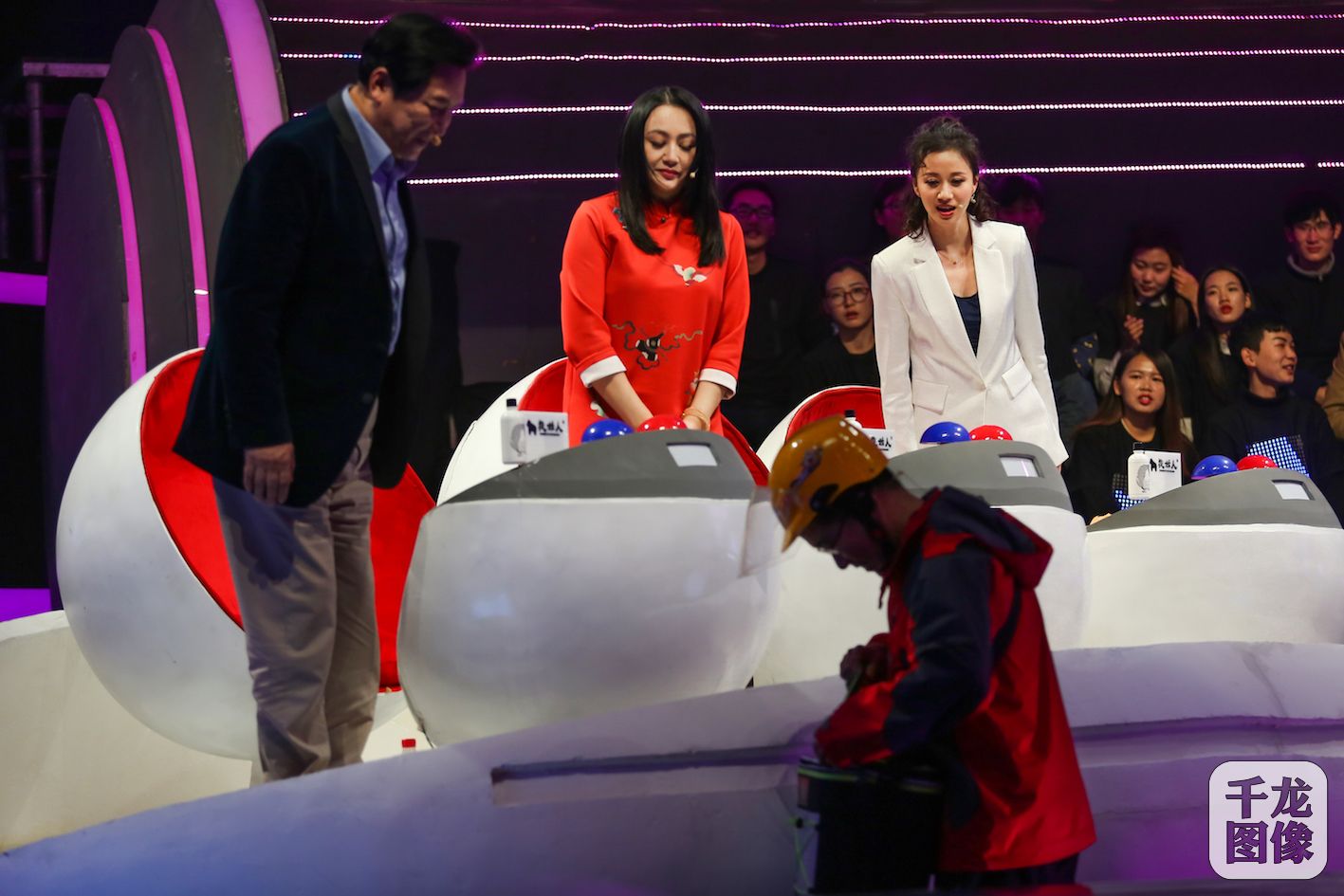 最快外卖哥高岩现场为三位观察员送外卖