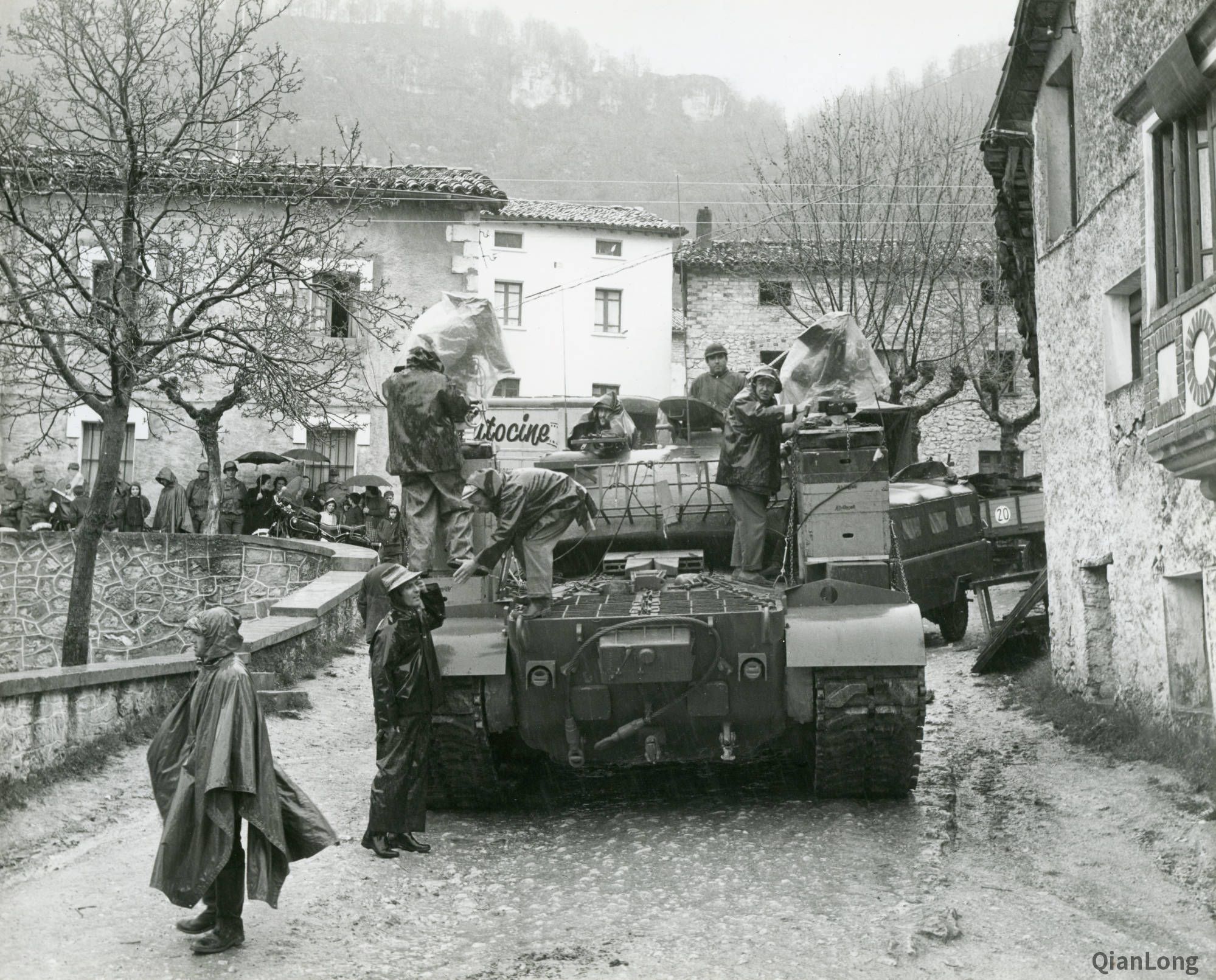 电影《巴顿将军》拍摄现场 认真的剧组人员面