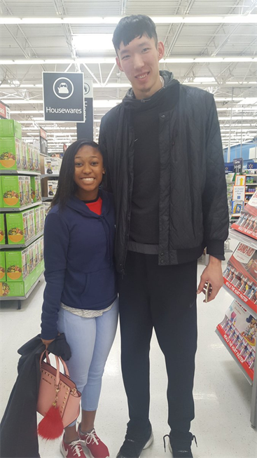 女球迷超市偶遇周琦惊喜合影 直夸脾气好没架子