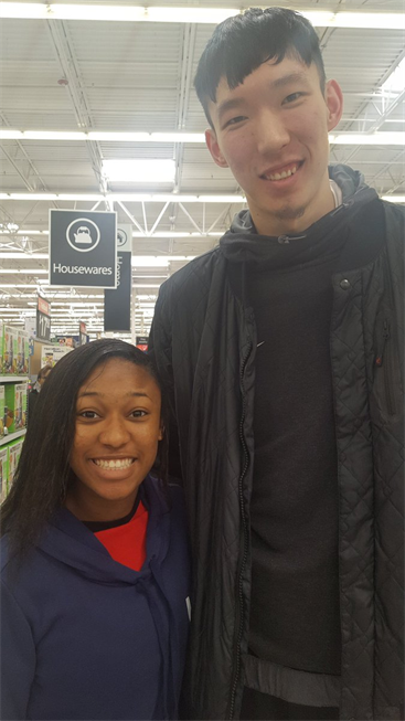 女球迷超市偶遇周琦惊喜合影 直夸脾气好没架子