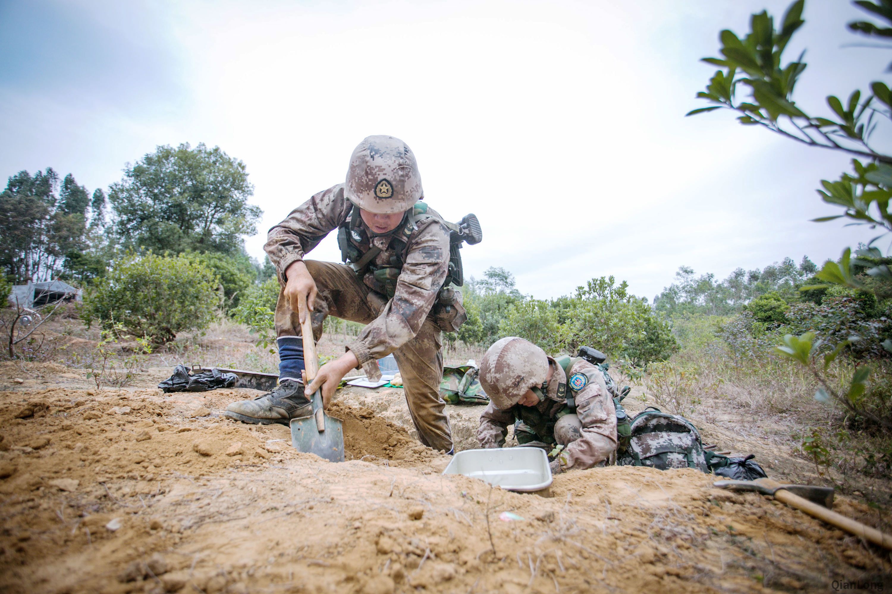 09.参加训练的战士正在野外搭设散烟灶。(王佳
