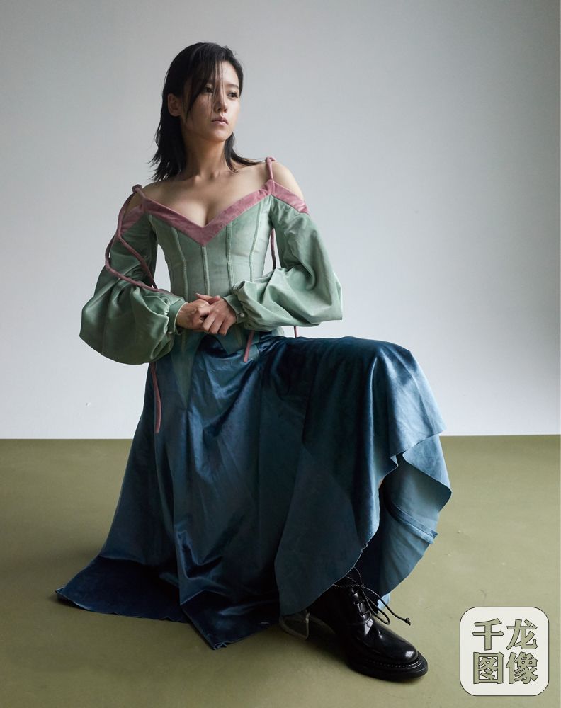 杨子姗抹胸华贵