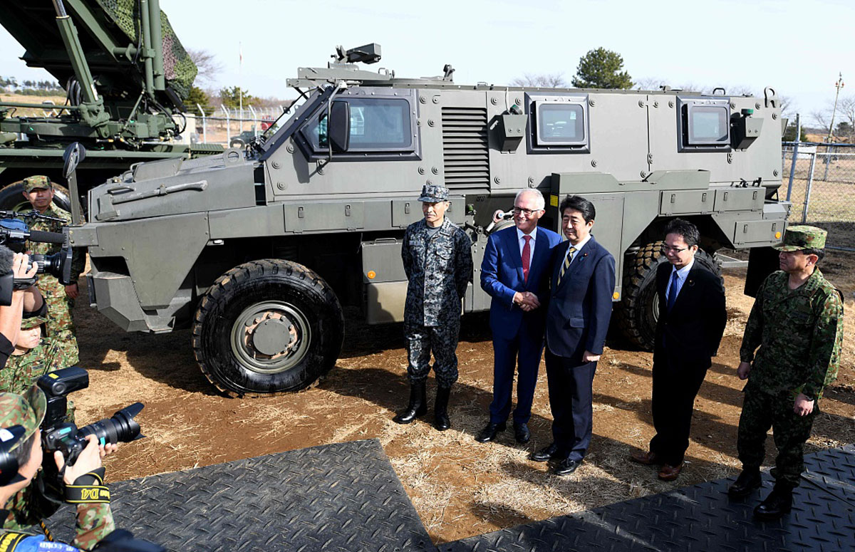 日与安倍考察陆自基地 日媒称两国将建军事联