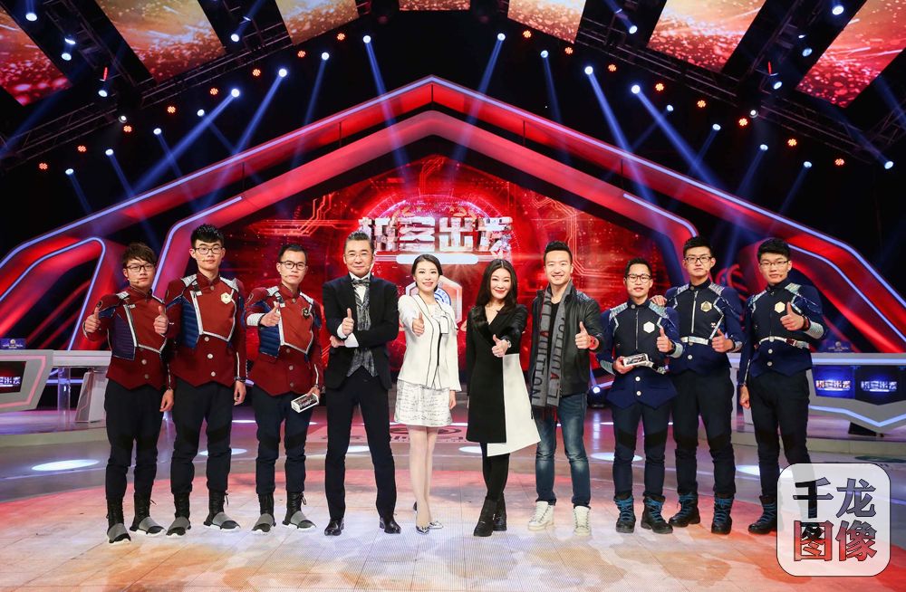 《极客出发》第六期大合照（左起：湖北汽车工业学院极客团队、主持人高博、极客召集人余慧、嘉宾王小骞、嘉宾程飞、哈尔滨工业大学极客团队）