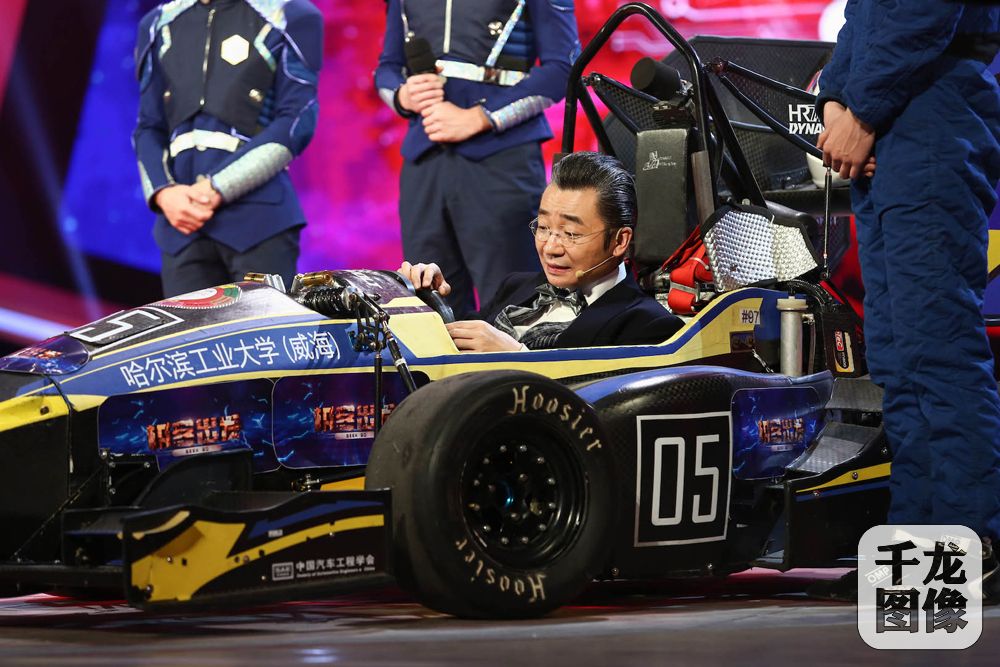 高博现场体验高校极客选手自制赛车性能