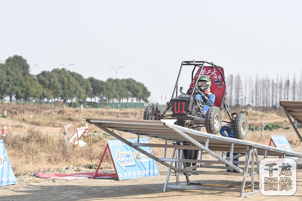 极客挑战在模拟山地环境下开越野车
