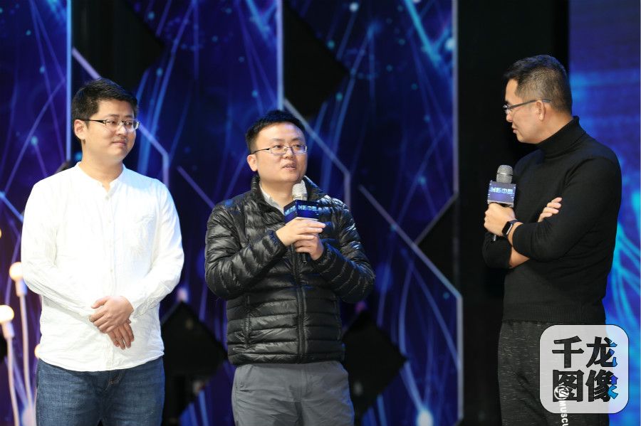 图：《创新中国》声音团队和央视英语频道主持邹悦（右）对话