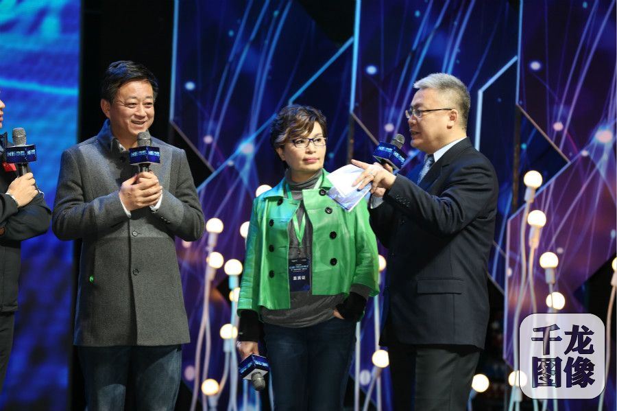 图：李瑞英、朱军等央视主持人在现场展开讨论