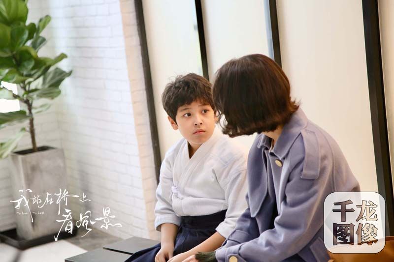 《我站在桥上看风景》开播 姜潮李溪芮花式吻