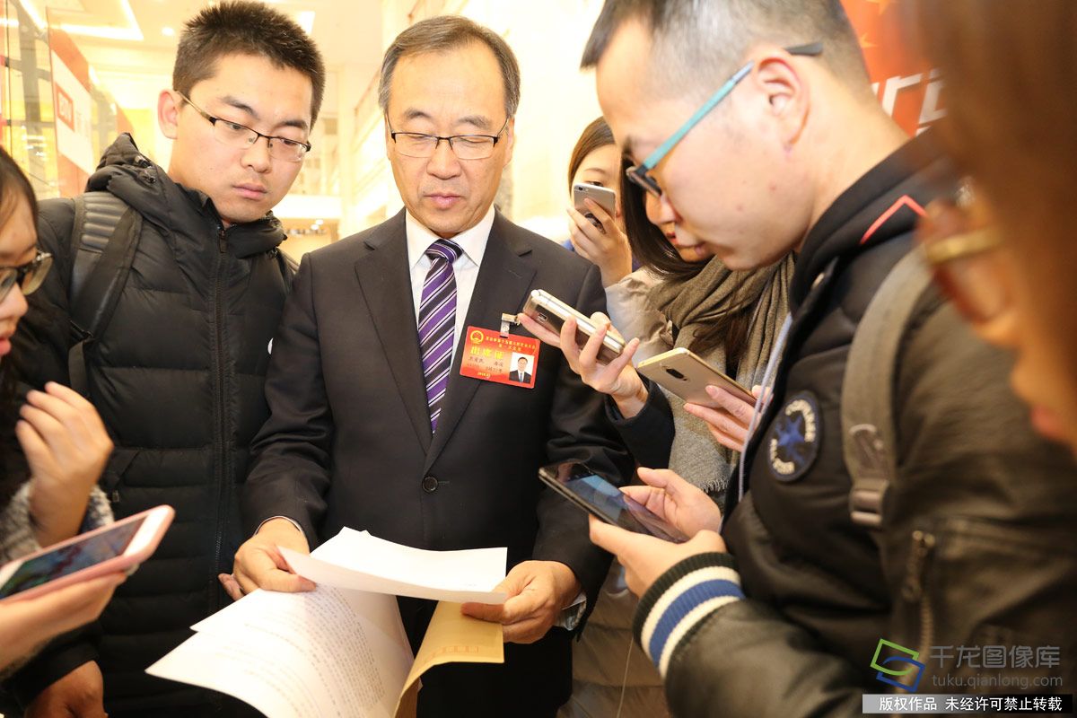 市人大代表卫爱民拿着议案与记者交流-刘阳摄