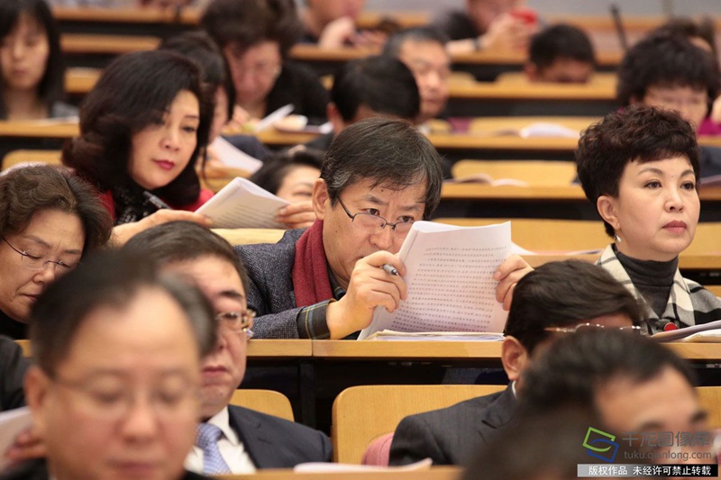 1月27日,北京市第十五届人民代表大会第一次会议举行第三次全体会,听取市人大常委会工作报告。图为参会人员阅读会议材料(图片来源:tuku.qianlong.com)。千龙网记者 李贺摄