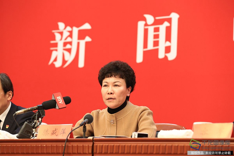 1月27日，北京市十五届人大一次会议举行“城市精细化管理和美丽乡村建设”主题新闻发布会。市城市管理委、市交通委、市城管执法局、首都文明办、市农委相关负责人介绍情况并回答记者提问。图为首都文明办主任滕盛萍就乡风文明建设回答千龙网记者提问（图片来源：tuku.qianlong.com）。千龙网记者 李贺摄