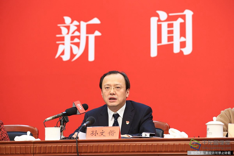 1月27日，北京市十五届人大一次会议举行“城市精细化管理和美丽乡村建设”主题新闻发布会。市城市管理委、市交通委、市城管执法局、首都文明办、市农委相关负责人介绍情况并回答记者提问。图为北京市农工委书记、北京市农委主任孙文锴就美丽乡村建设三年专项行动回答记者提问（图片来源：tuku.qianlong.com）。千龙网记者 李贺摄