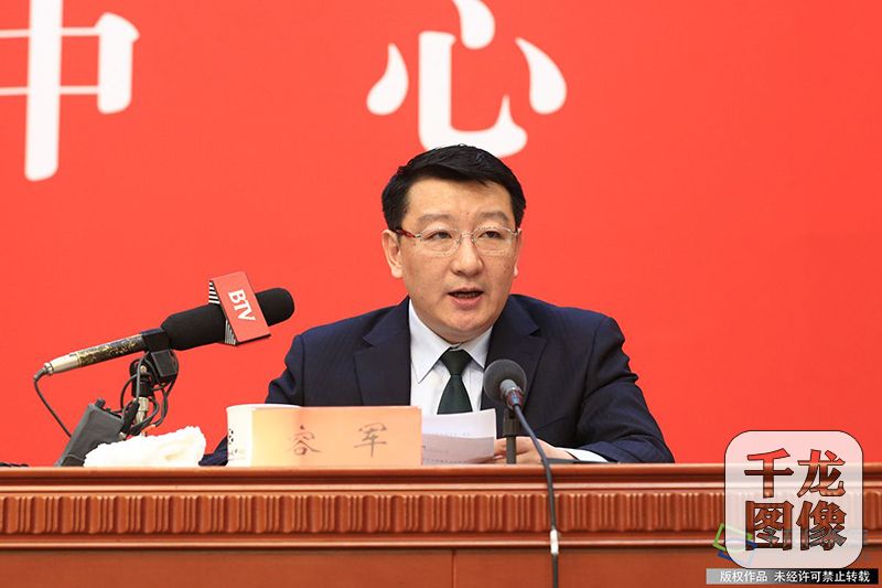 1月27日,北京市十五届人大一次会议举行“城市精细化管理和美丽乡村建设”主题新闻发布会。市城市管理委、市交通委、市城管执法局、首都文明办、市农委相关负责人介绍情况并回答记者提问。图为北京市交通委副主任、新闻发言人容军介绍北京市交通规划情况(图片来源:tuku.qianlong.com)。千龙网记者 李贺摄