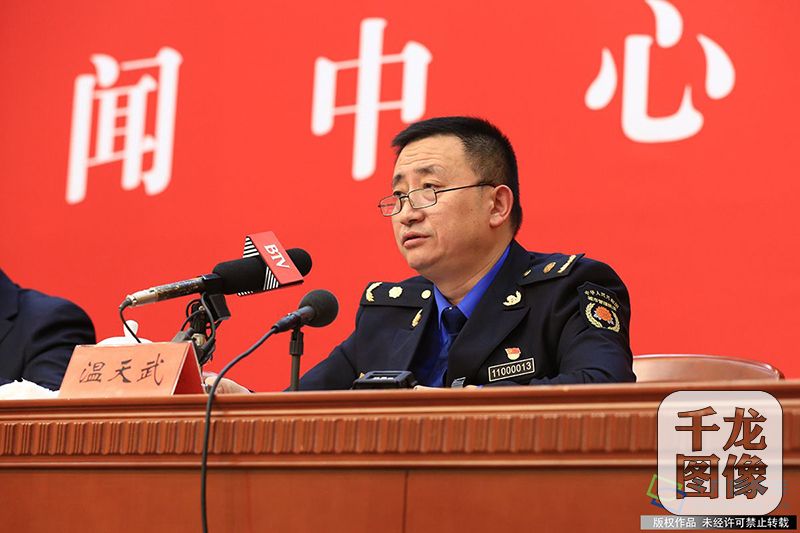 1月27日,北京市十五届人大一次会议举行“城市精细化管理和美丽乡村建设”主题新闻发布会。市城市管理委、市交通委、市城管执法局、首都文明办、市农委相关负责人介绍情况并回答记者提问。图为北京市城管执法局副局长温天武介绍城市精细化管理情况并回答记者提问(图片来源:tuku.qianlong.com)。千龙网记者 李贺摄