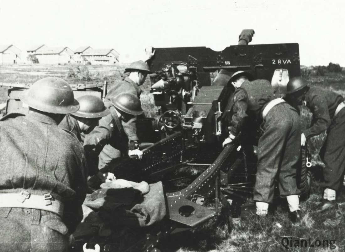 操作25磅炮的荷兰炮兵 不仔细看服装会