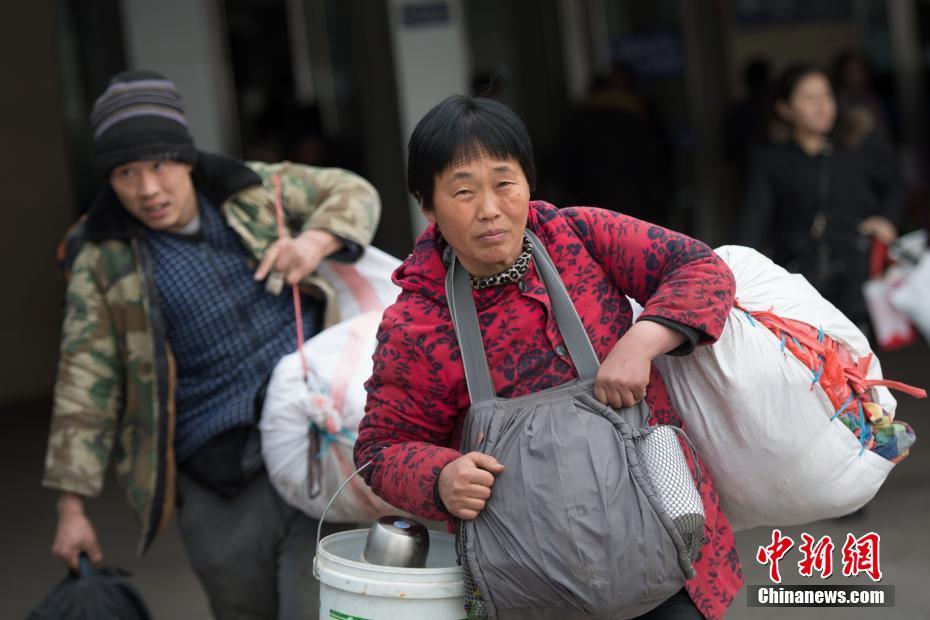 春运即将开启 农民工错峰返乡